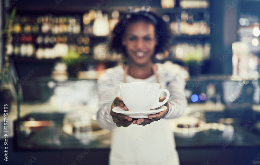年轻的咖啡馆女服务员端着一杯新鲜咖啡