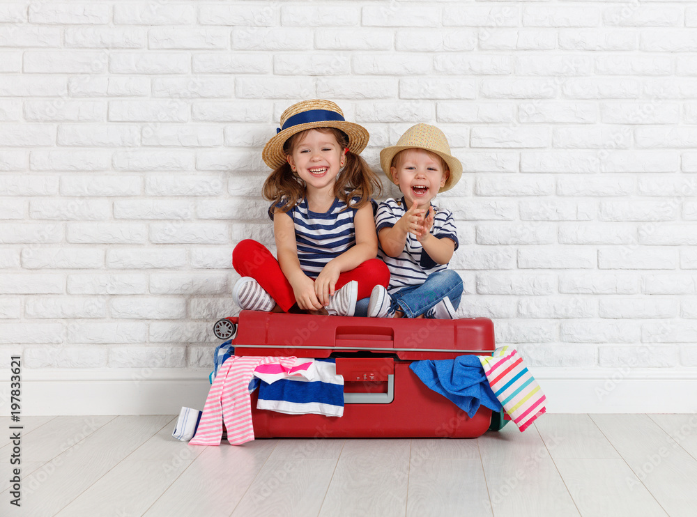 带着行李箱去旅行的快乐大笑的孩子们