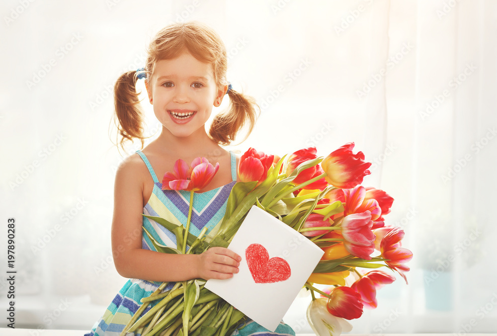 母亲节快乐！女孩带着明信片和鲜花送给妈妈郁金香