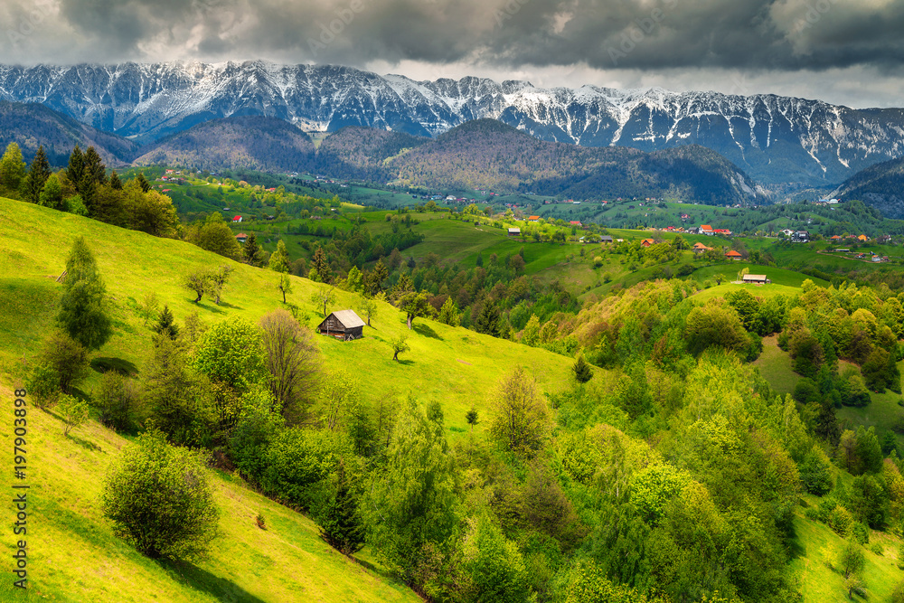 罗马尼亚特兰西瓦尼亚布拉索夫附近的雪山构成了美妙的春天景观