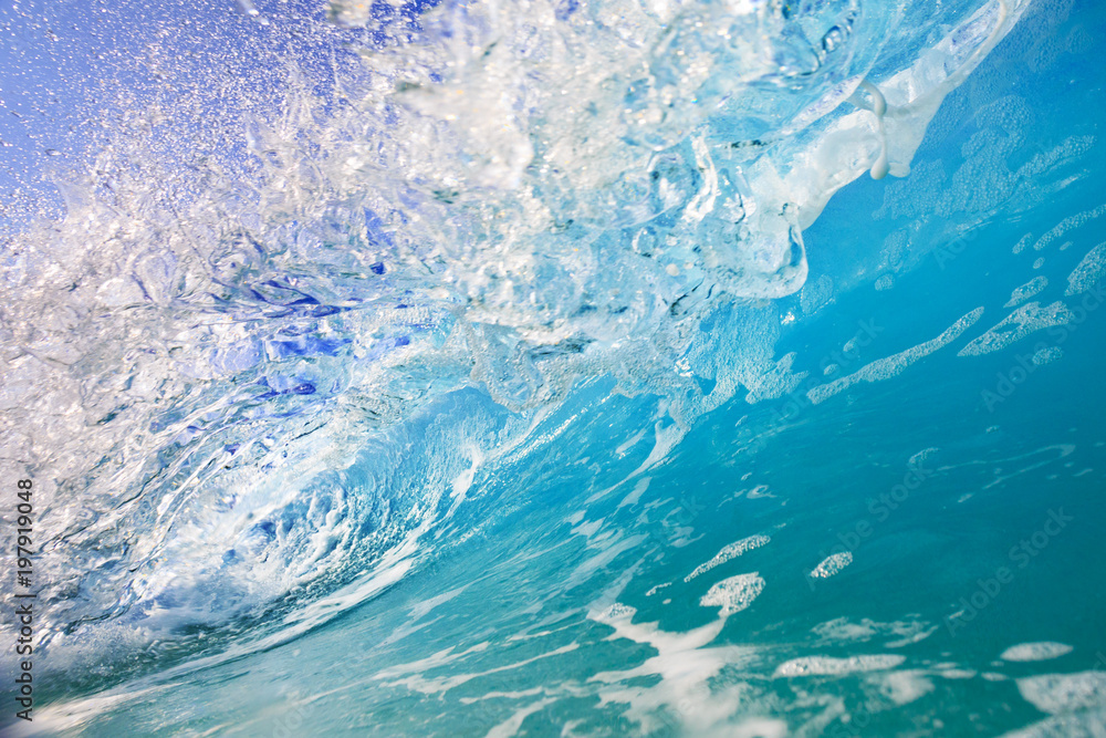海浪中，蓝色的海水在运动