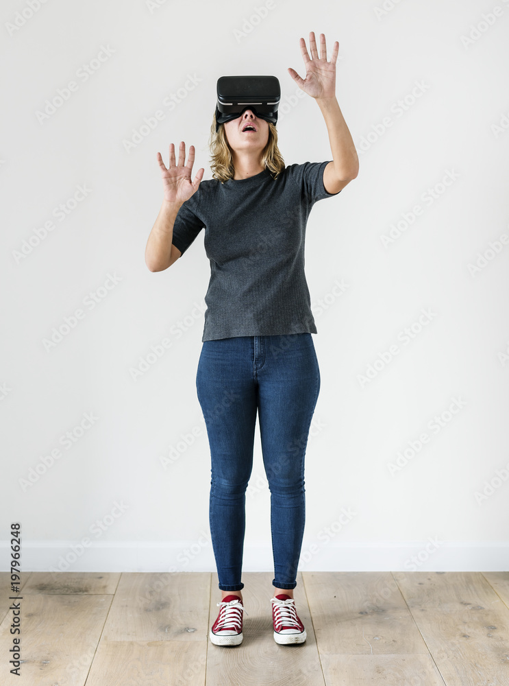 享受VR的白人女性
