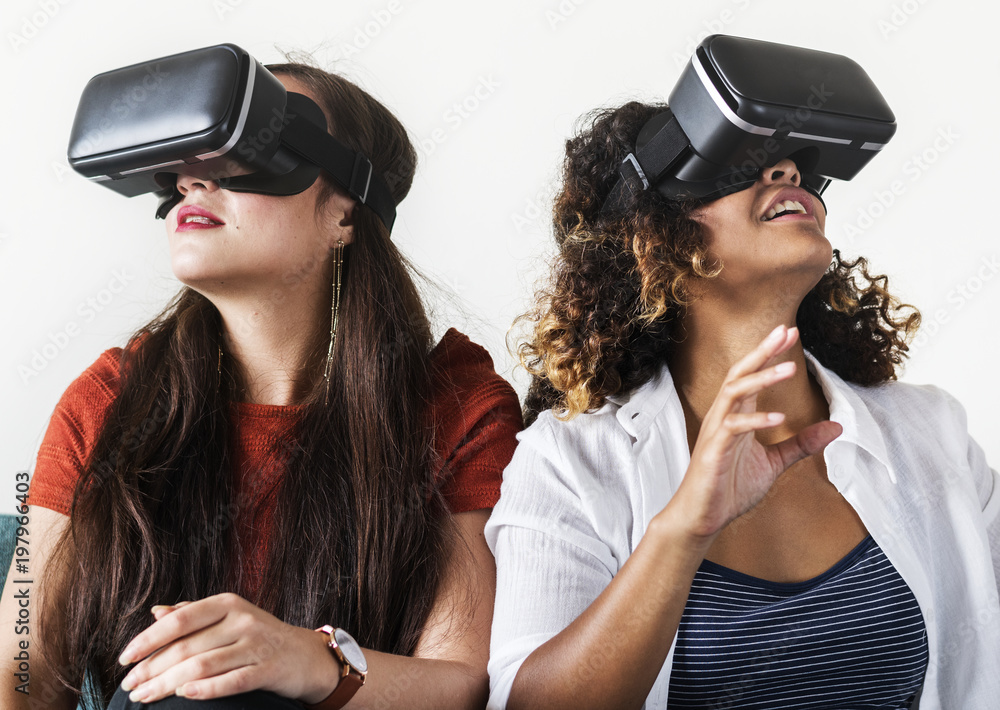 女性体验虚拟现实护目镜