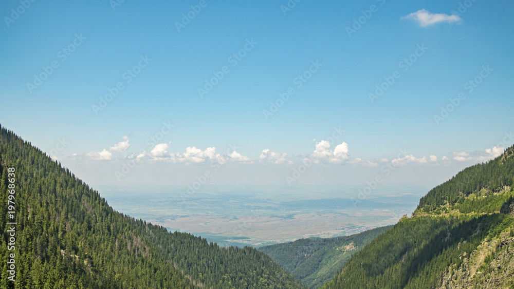 喀尔巴阡山脉风景谷，天空晴朗，罗马尼亚
