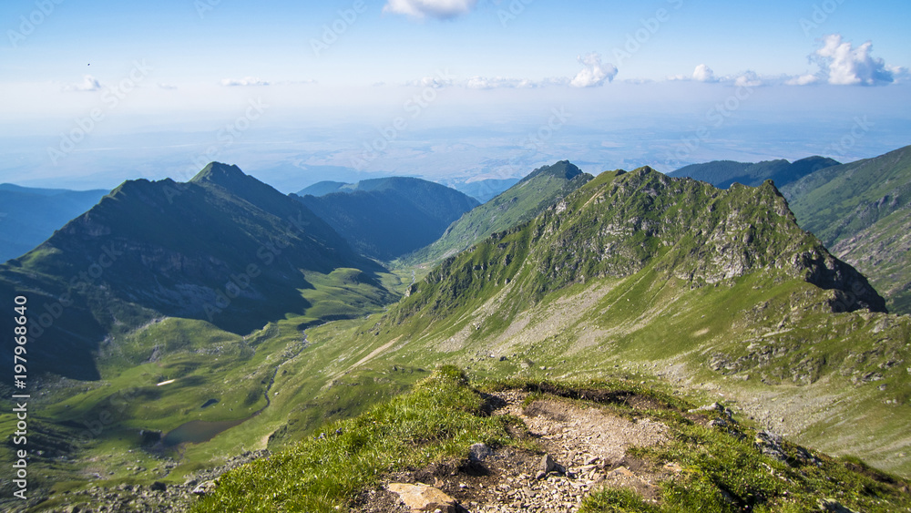 罗马尼亚喀尔巴阡山脉中有山脊的Lanscape山谷
