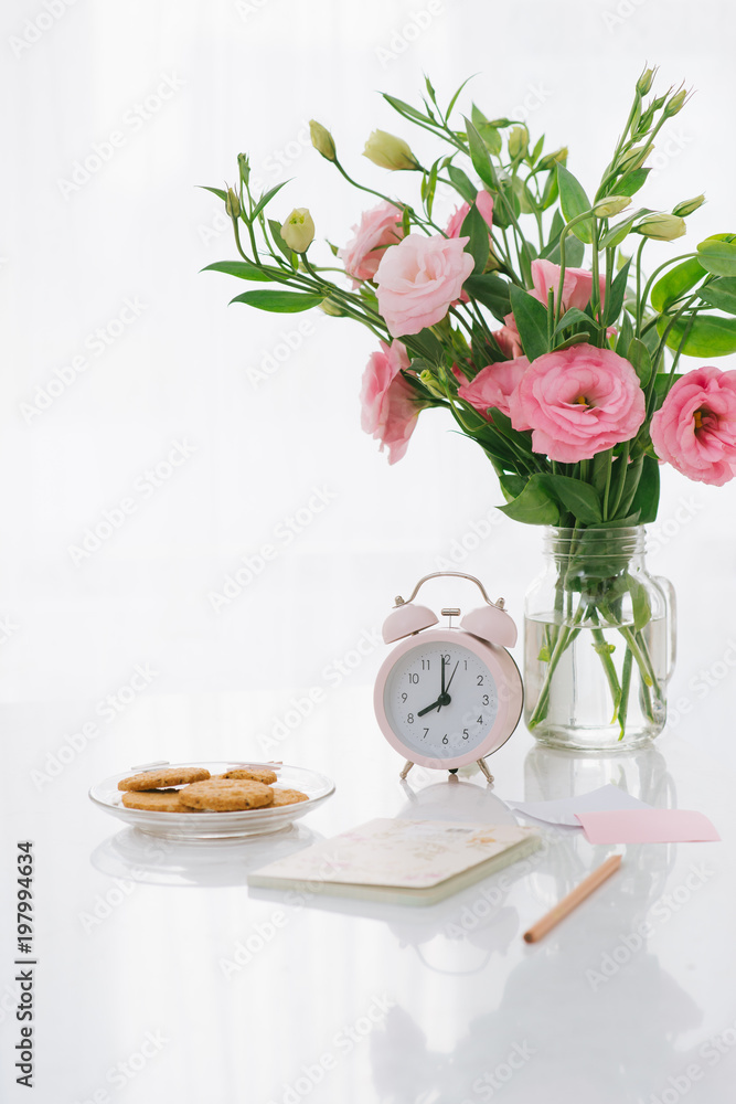 早上8点。桌子上有饼干和鲜花。