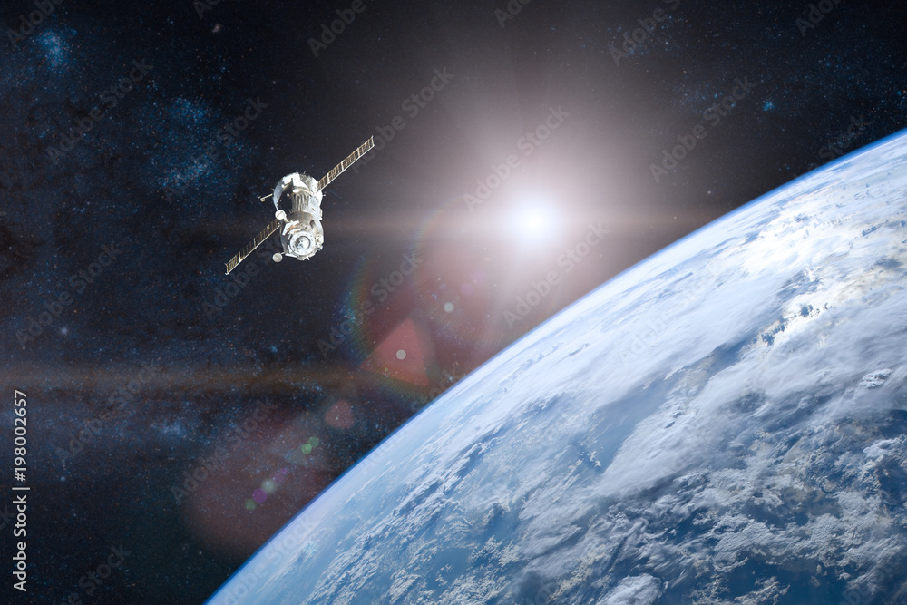 蓝色星球地球。航天器发射到太空。这张图片的元素由美国国家航空航天局提供。