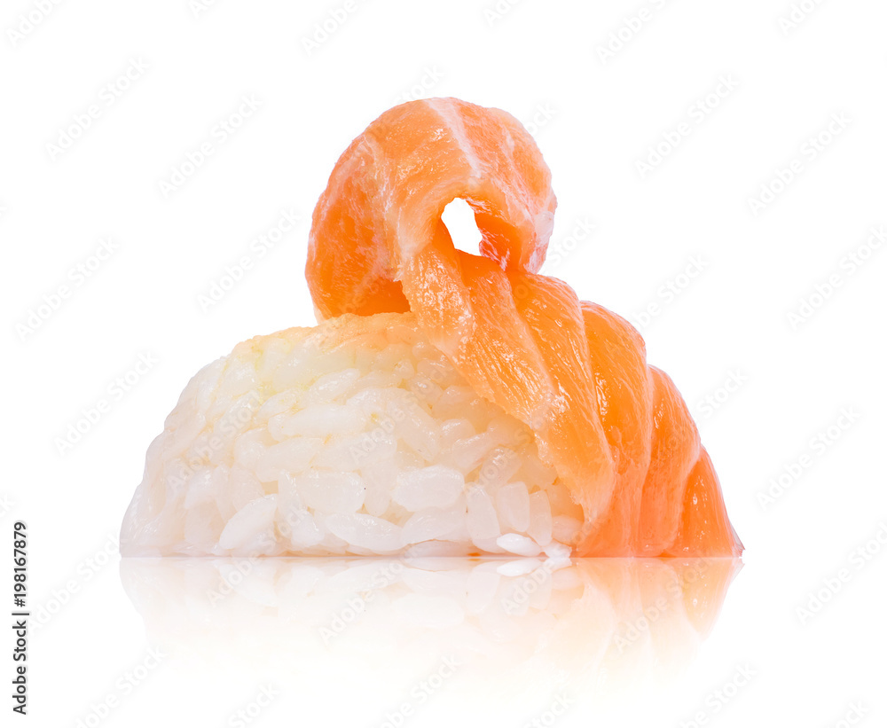 展开寿司卷，三文鱼近距离隔离在白色背景上