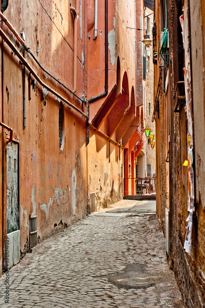 意大利博洛尼亚老城的一条狭窄街道。