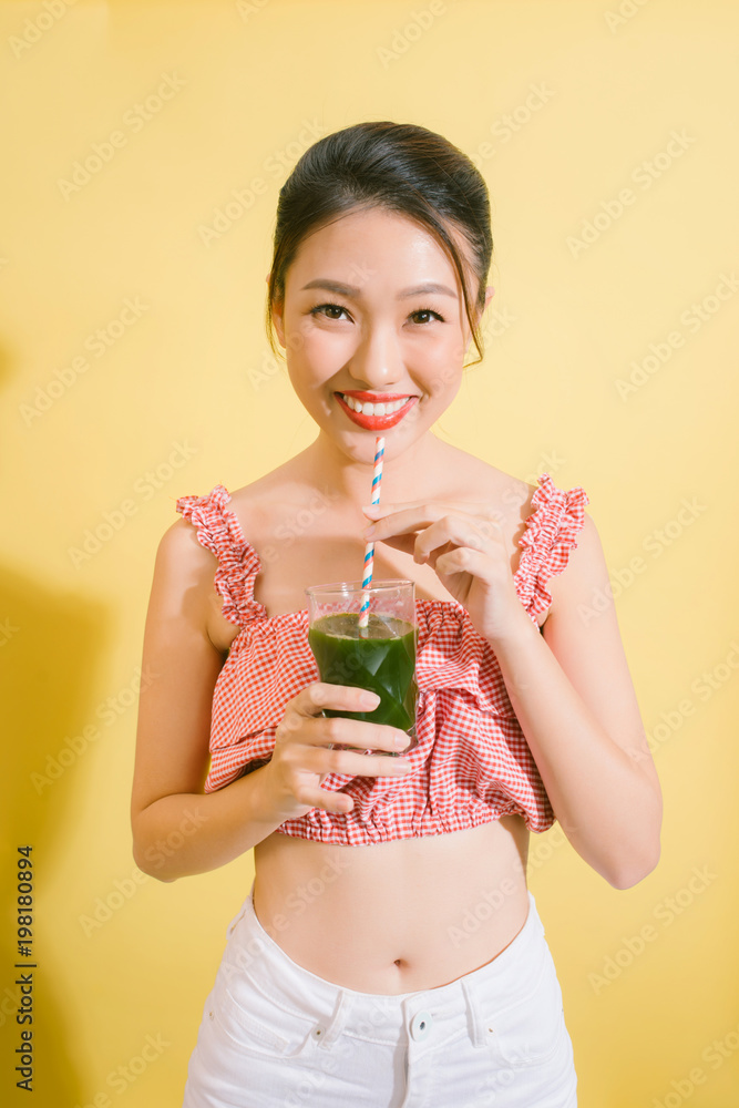 优雅苗条的女人喝绿色排毒。