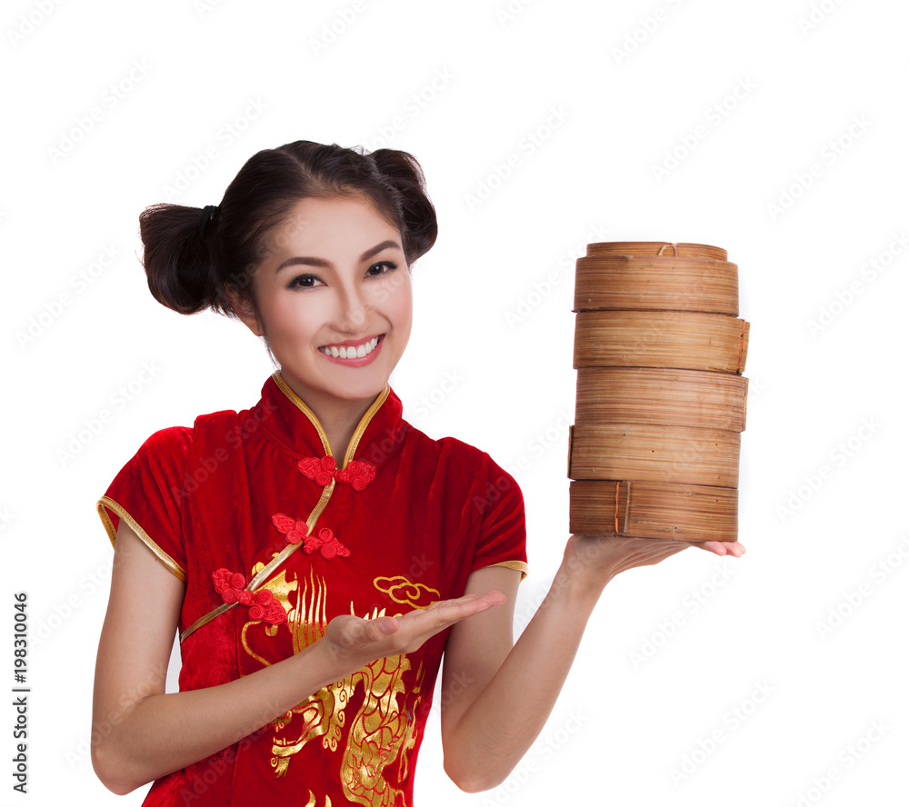 身穿红色中式连衣裙的中国女士，手上拿着白色背景的点心篮