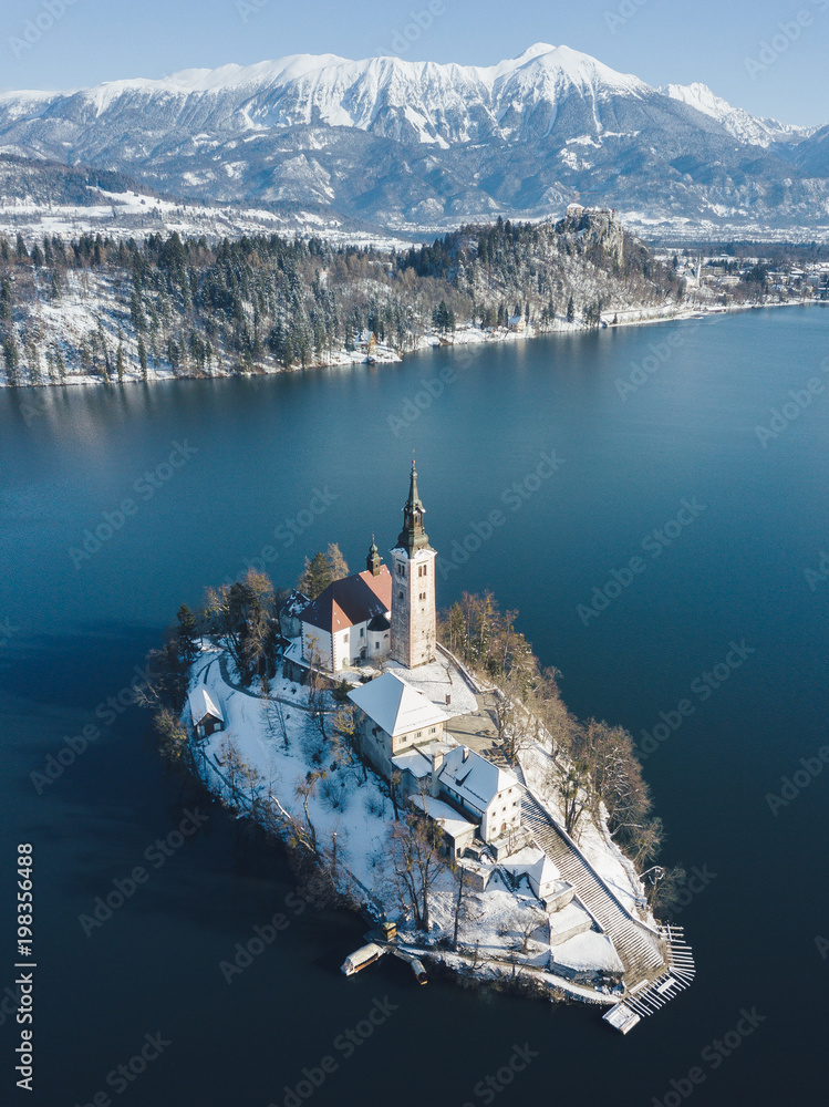 斯洛文尼亚冬季的Bled湖和Bled岛