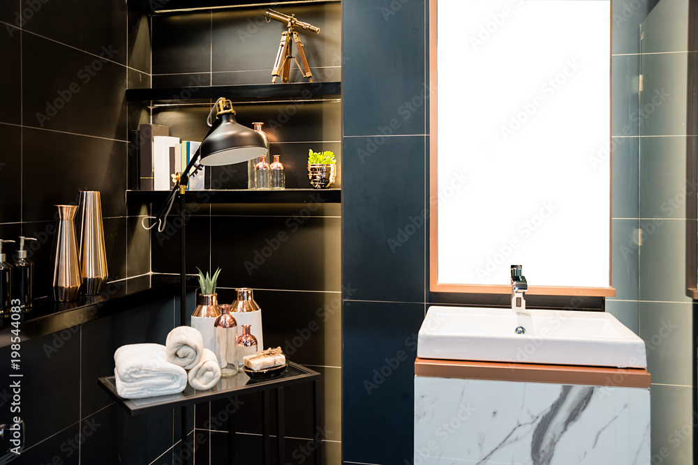 酒店带洗手盆水龙头和白毛巾的浴室内部。浴室的现代设计。