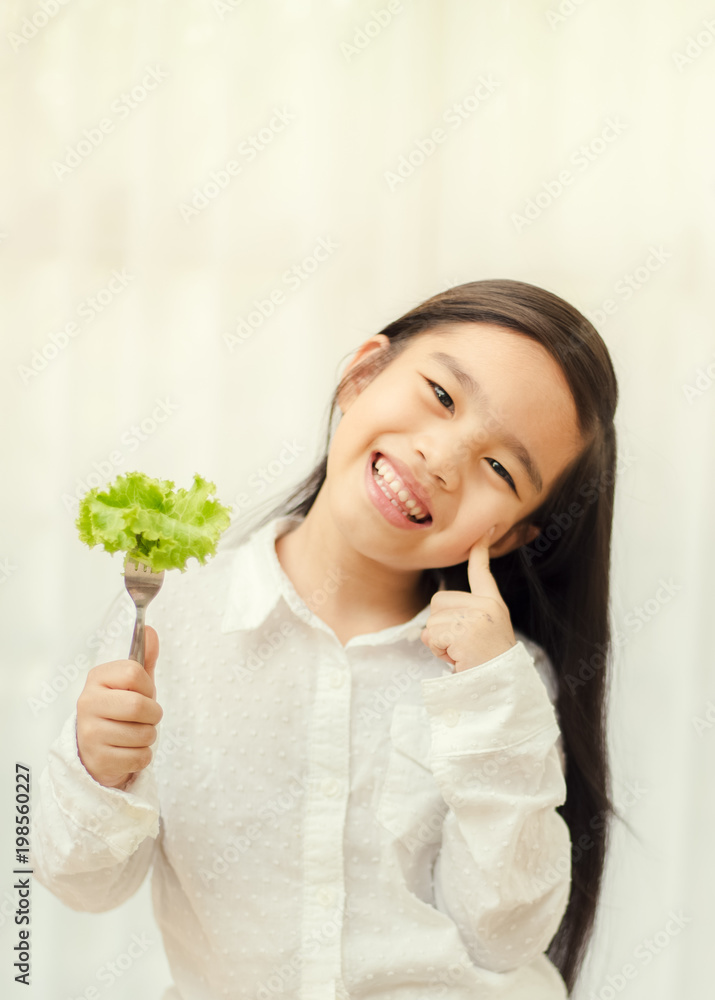 亚洲可爱女孩吃新鲜沙拉，健康饮食理念