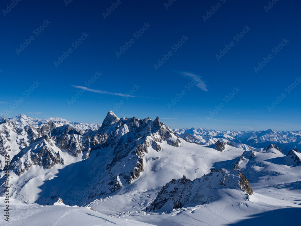 Aiguille du Midi，法国阿尔卑斯山。滑雪场。Chamonix Mont Blanc，法国。欧洲度假