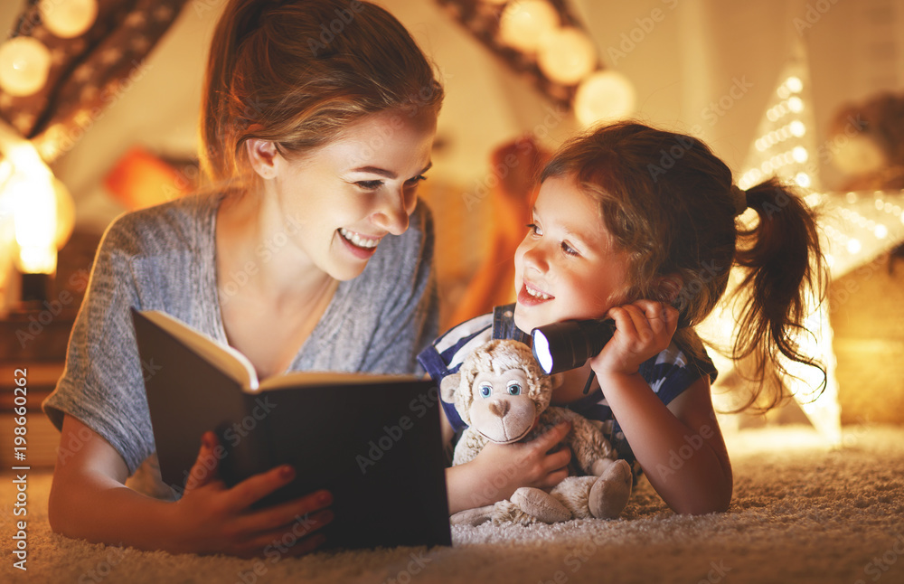 母子女儿睡前看书和手电