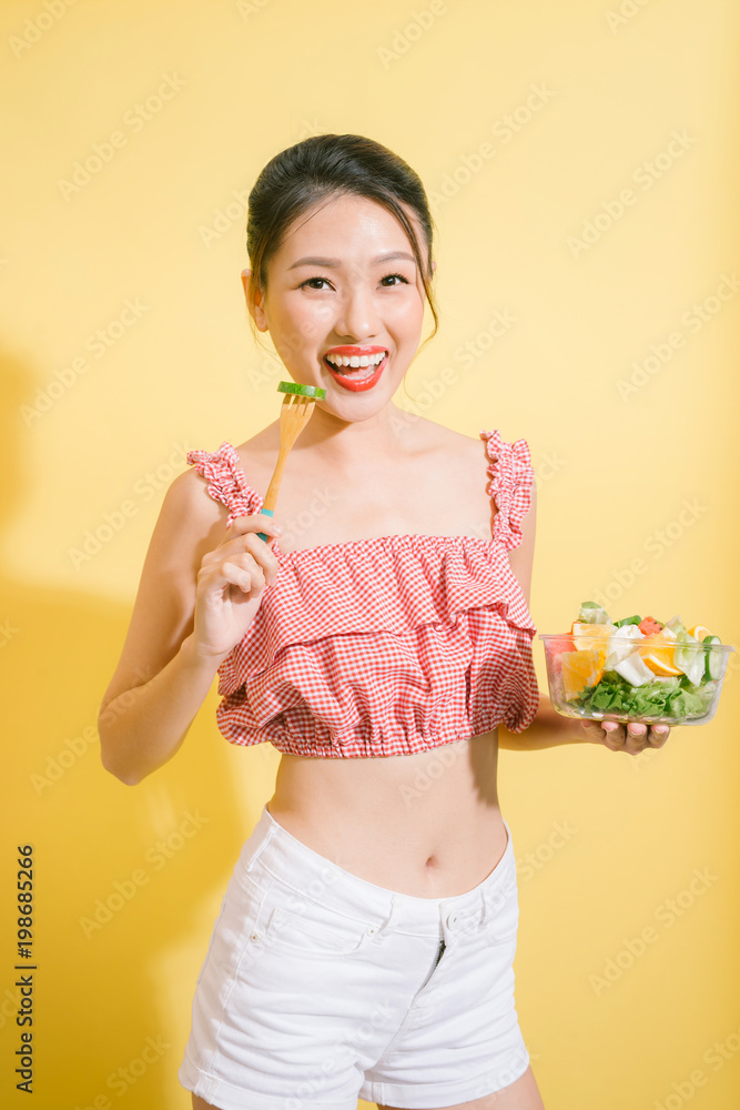 优雅苗条的女人吃健康沙拉