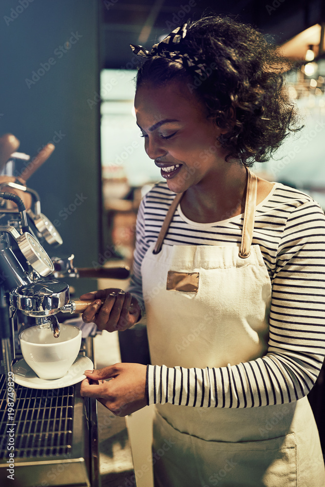 微笑的年轻非洲咖啡师在咖啡馆煮新鲜咖啡