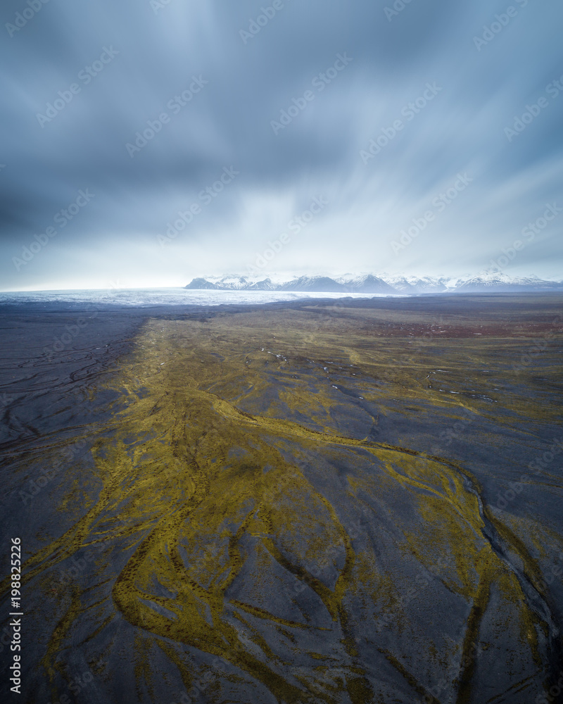 冰岛黑沙景观鸟瞰图，背景是豪尔杜的山脉和粘土
