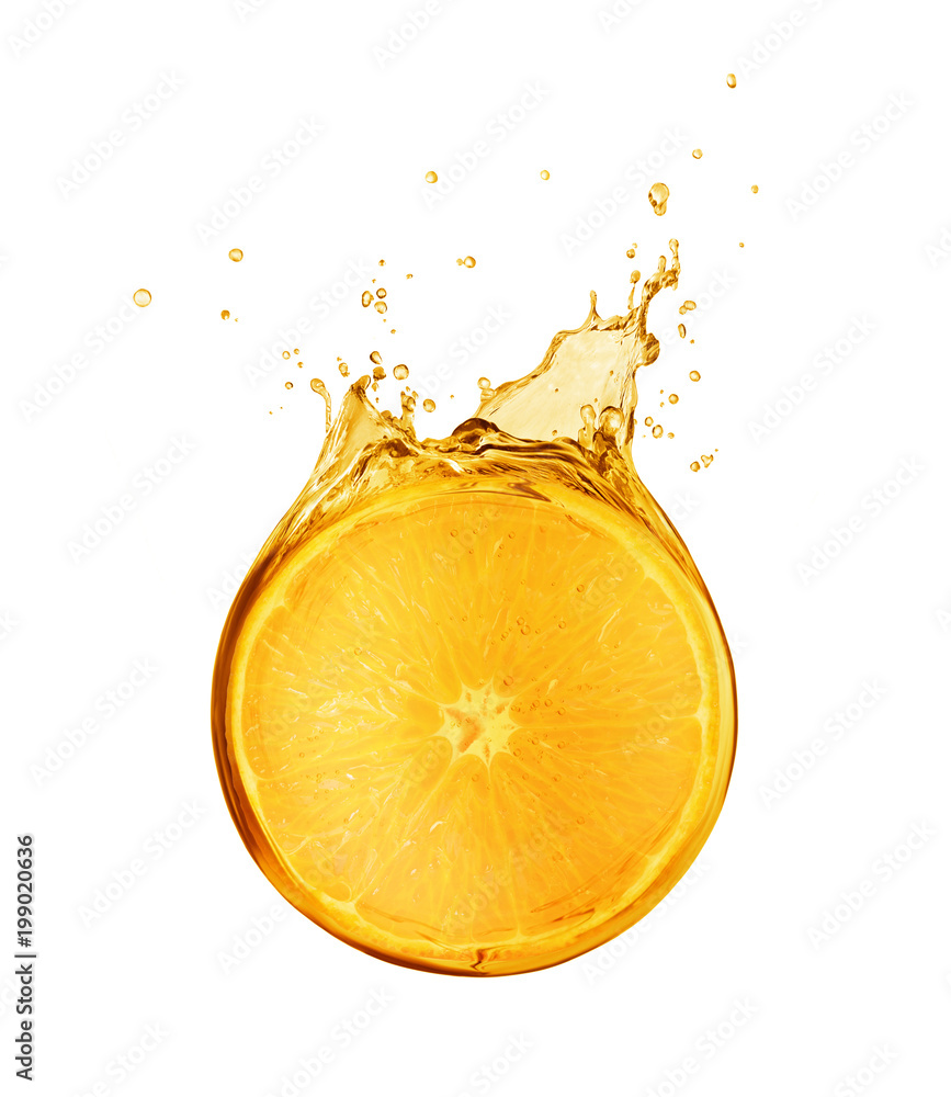 一片橙子淹没在白色背景上的果汁飞溅中