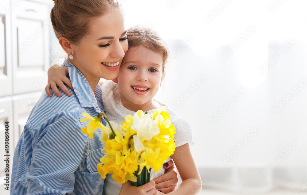 母亲节快乐！小女儿送给母亲一束花送给水仙和礼物