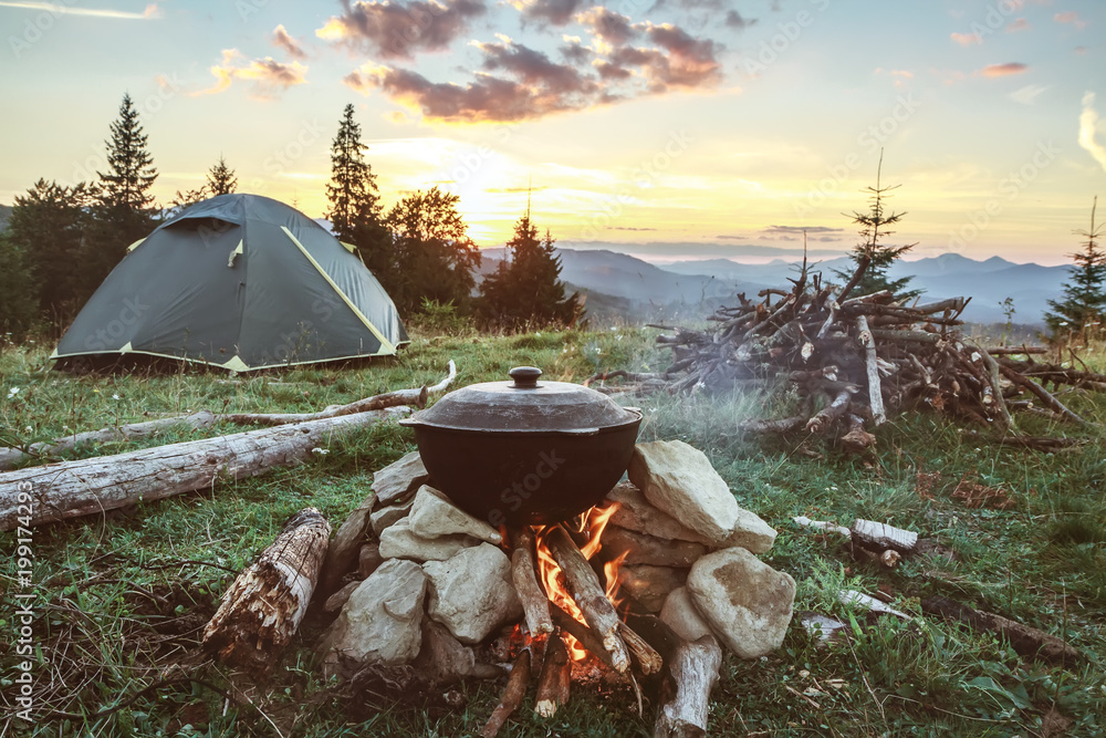 带火、帐篷和木柴的旅游营地