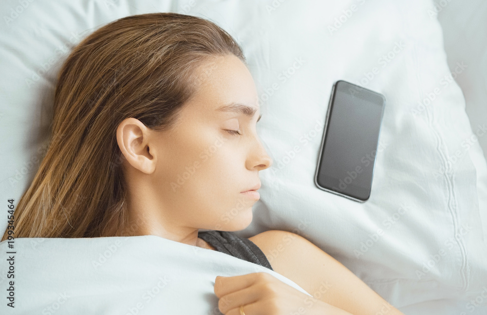 Donna a letto con智能手机，radiazioni o insonia