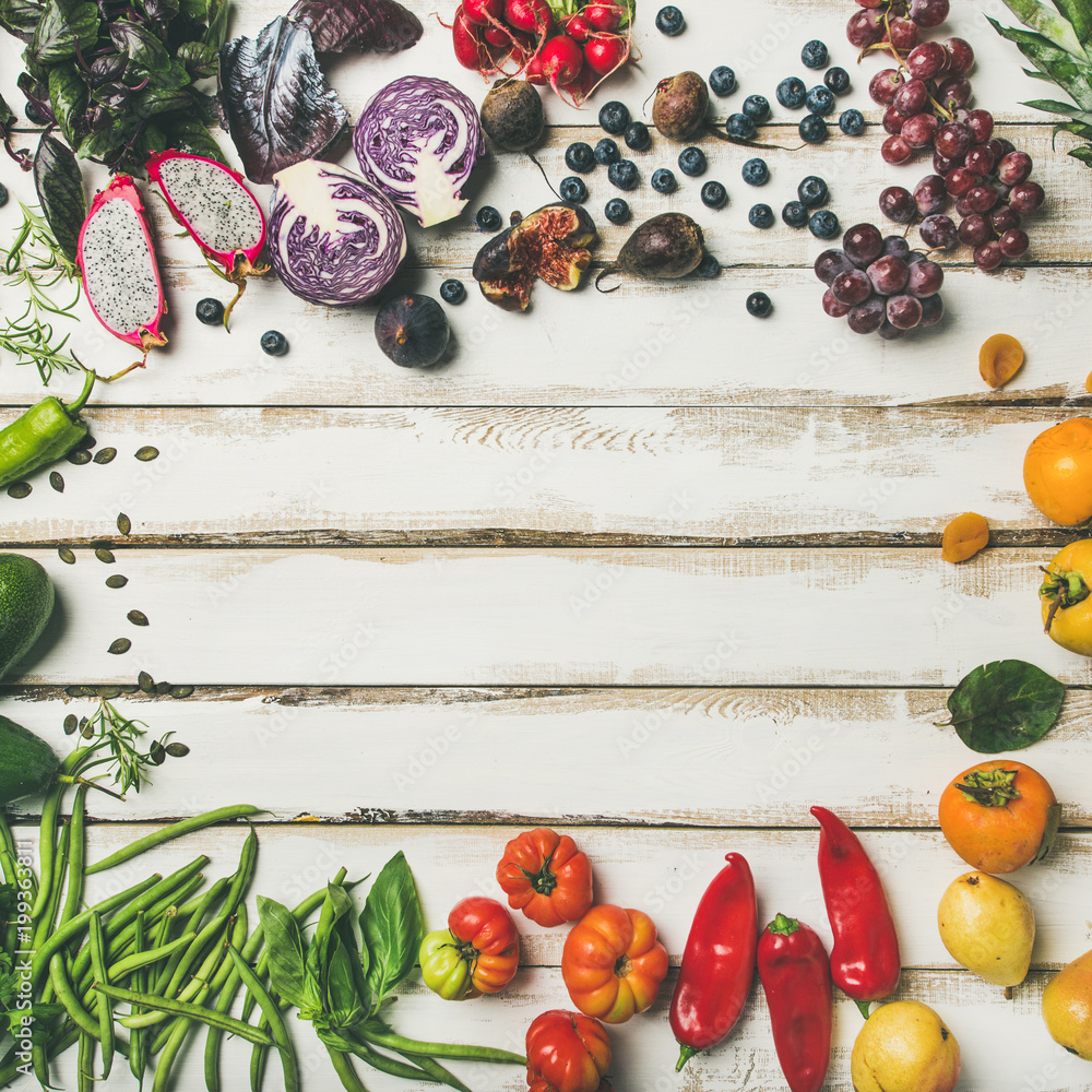 Helathy生素食烹饪背景。新鲜水果、蔬菜、绿色蔬菜和超级食品的平面布局