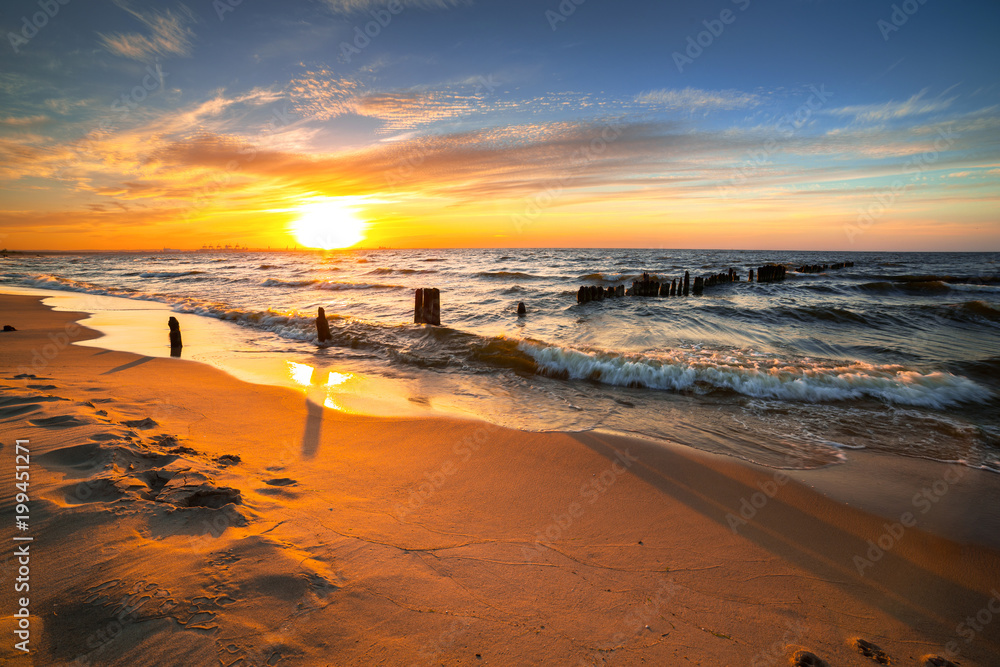 日落在波兰波罗的海海滩