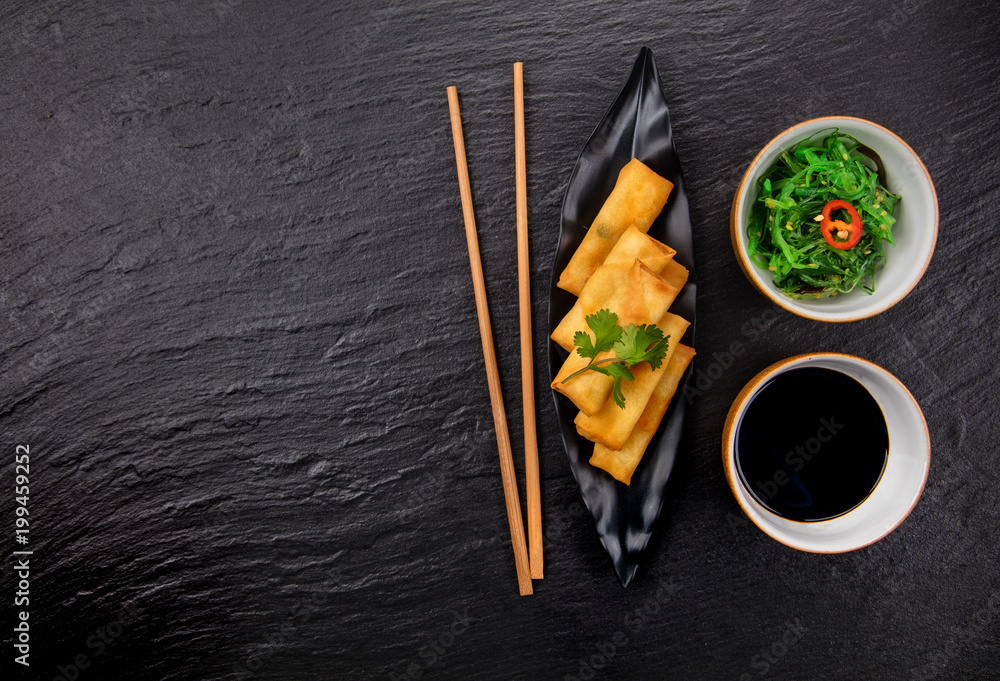 春卷、海苔和筷子的亚洲食物