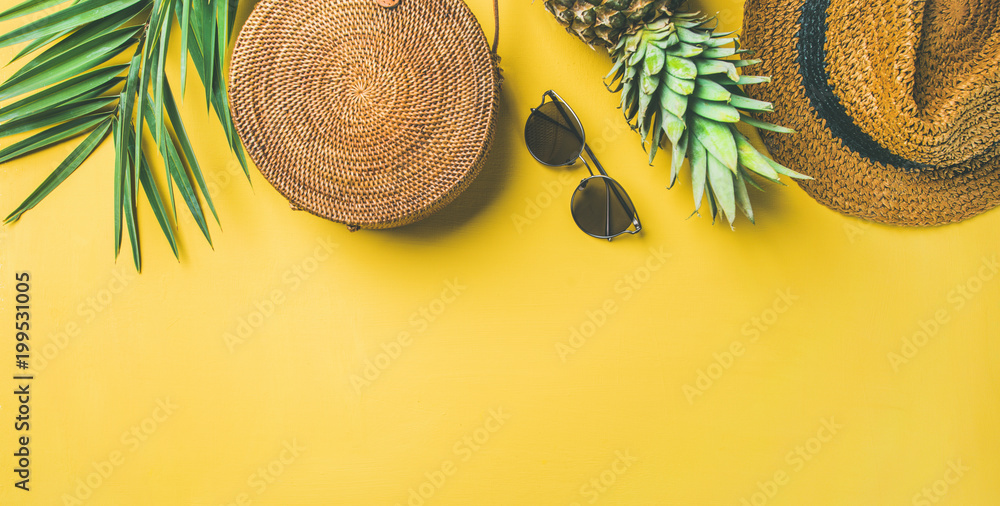 五颜六色的夏季女性时尚套装平躺。草帽、竹包、太阳镜、棕榈枝、π