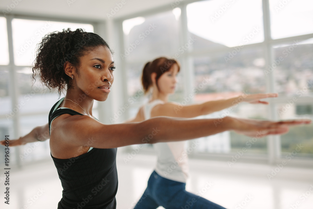 女性在健身室练习瑜伽