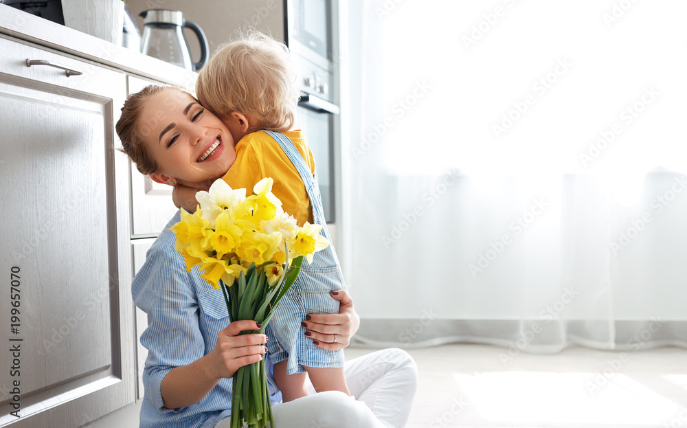 母亲节快乐！小儿子在节日为母亲献花。