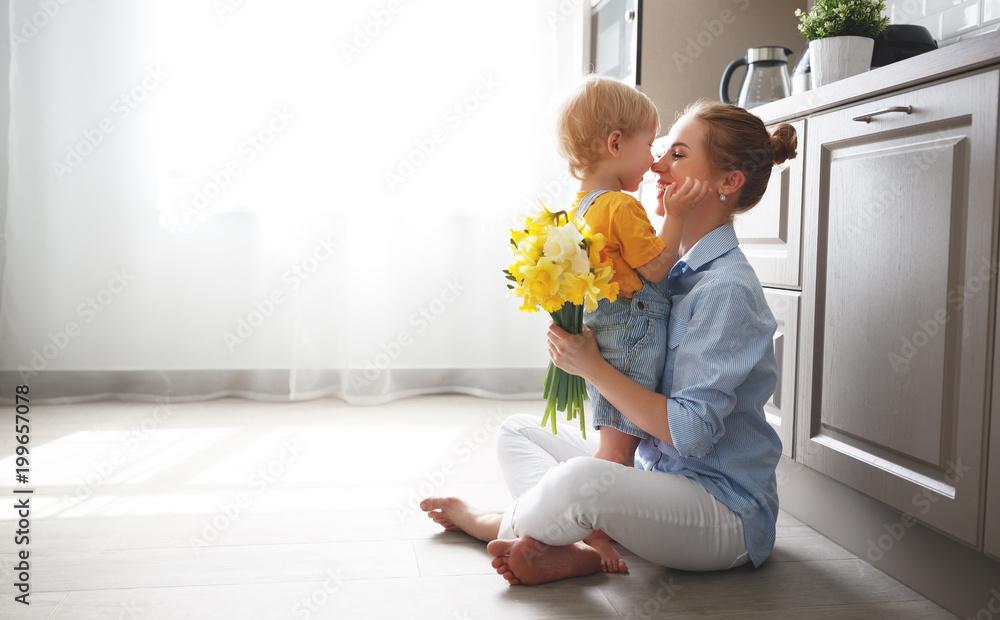 母亲节快乐！小儿子在节日为母亲献花。