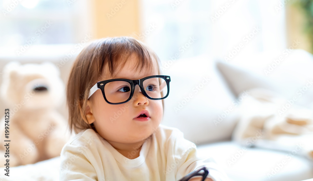 客厅里戴眼镜的一岁幼童