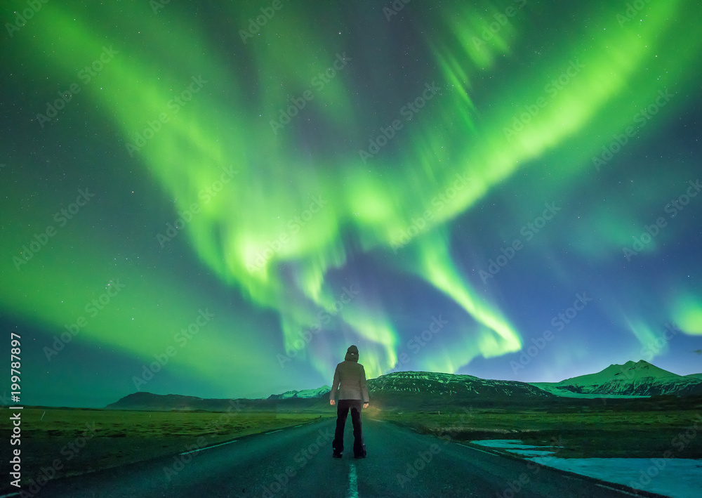Kp 5的美妙夜晚。冰岛的北极光山。