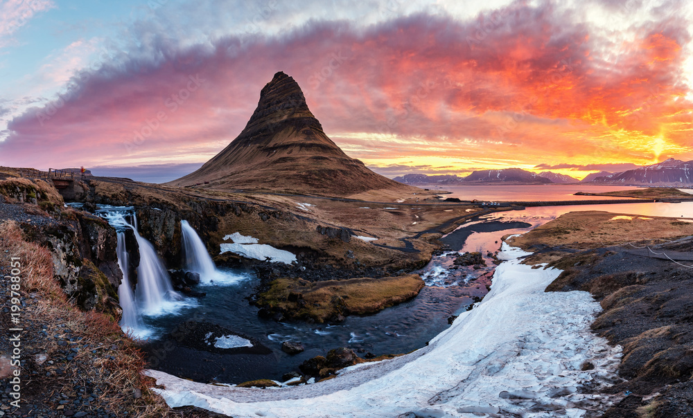 冰岛柯克朱费尔山风景和瀑布上方壮观的天空。