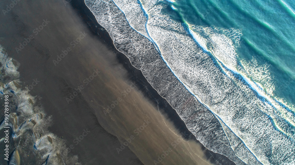 冰岛的黑沙滩。鸟瞰图和俯视图。美丽的自然背景。