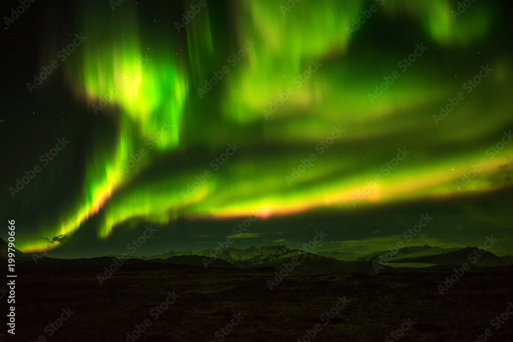Kp 5的美妙夜晚。冰岛的北极光山。背景模糊。