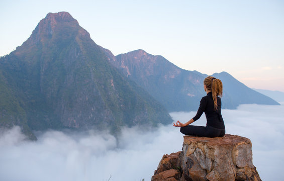 宁静和瑜伽练习，在山脉冥想