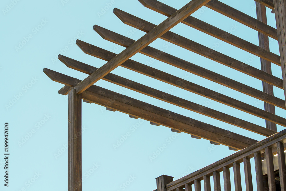 木制屋顶框架和栏杆