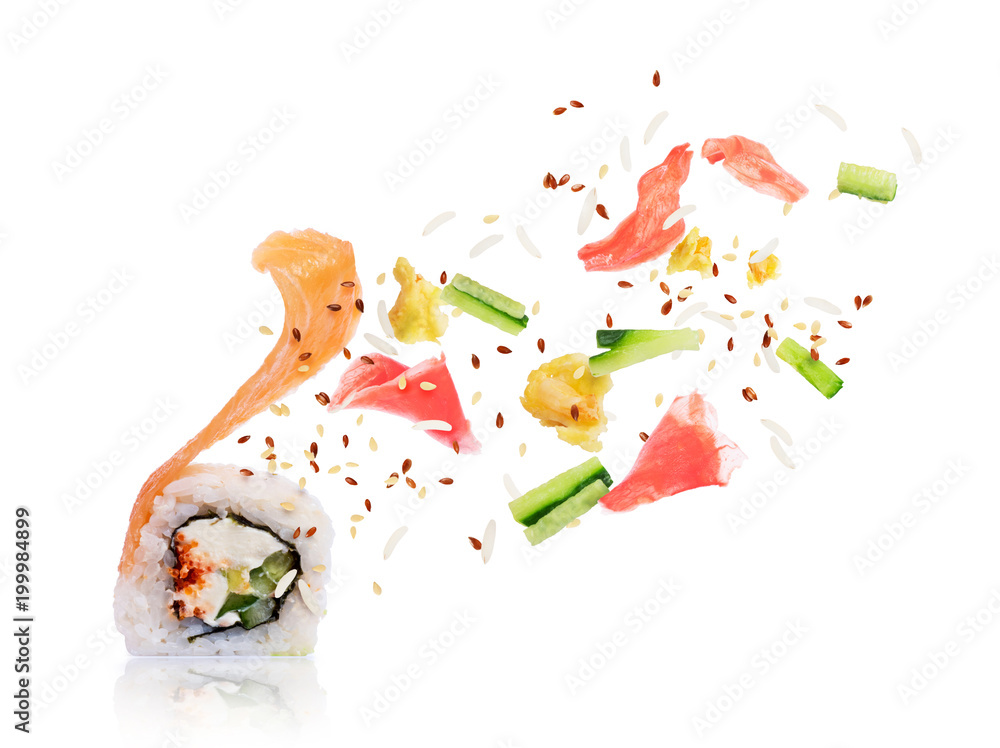 食材从展开的寿司卷中飞出，隔离在白色背景上