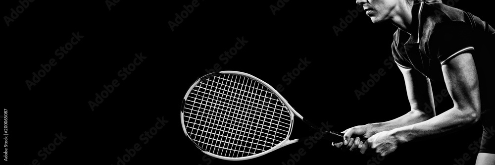 网球运动员用球拍打网球