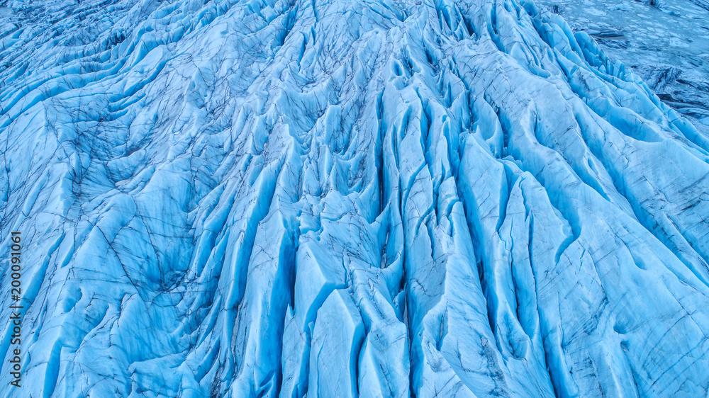 美丽的冰川流经冰岛的山脉。鸟瞰图和俯视图。