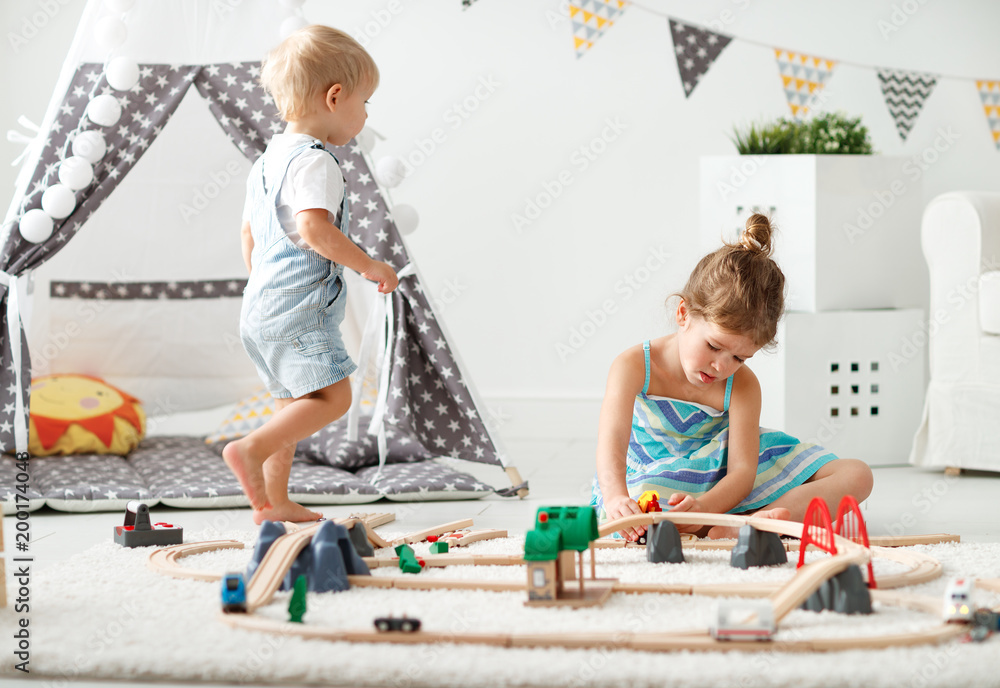 快乐的孩子在家里的游戏室玩玩具
