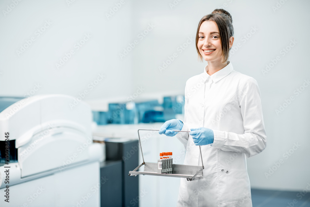 一名女性技术人员拿着试管站在实验室的画像