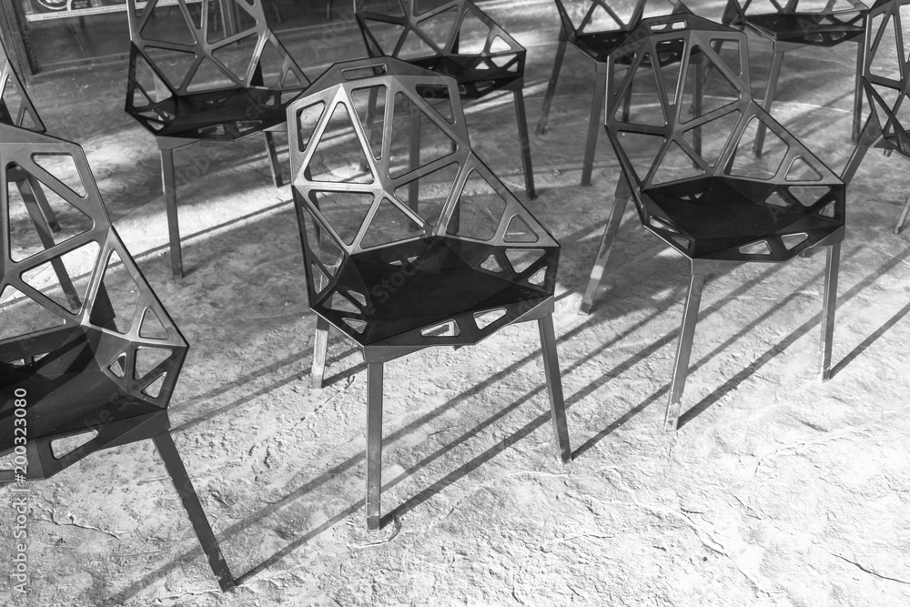 黑色金属椅子组