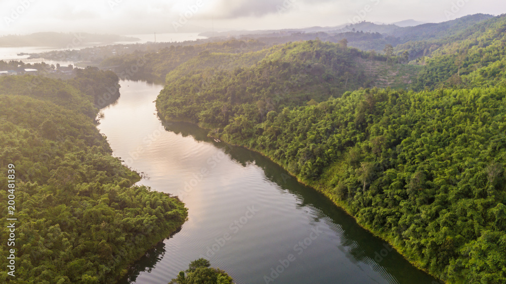 薄雾中的森林和河流，泰国热带雨林的俯视图。