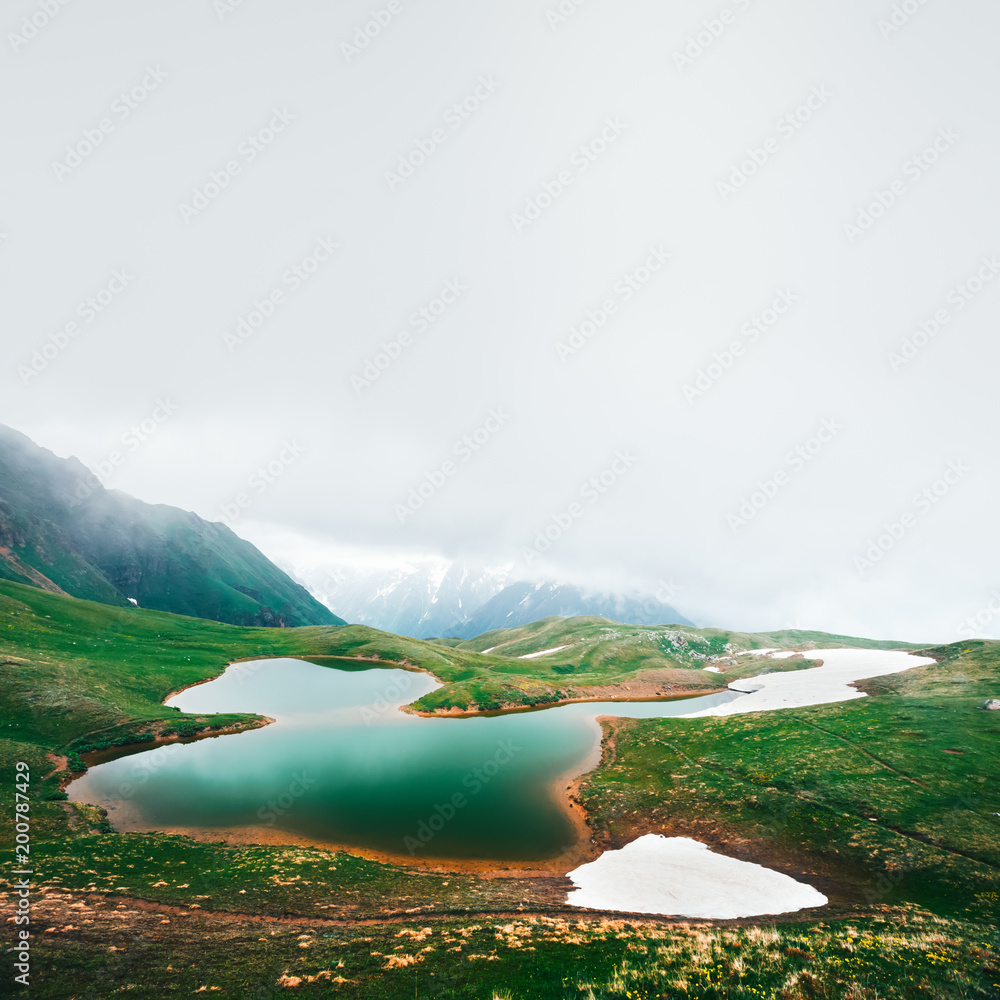 Koruldi湖高加索山脉夏季。格鲁吉亚，上斯瓦涅蒂。风景摄影