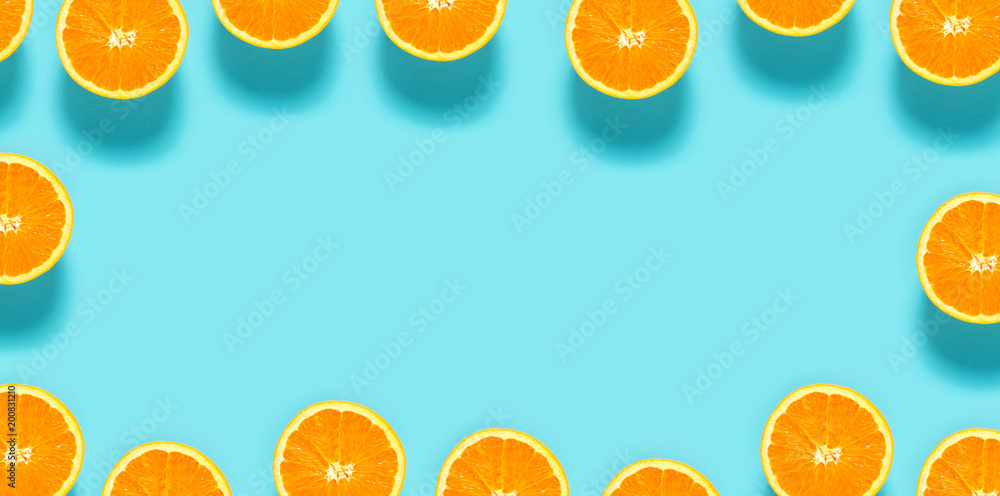 蓝色背景上的新鲜橙色半片